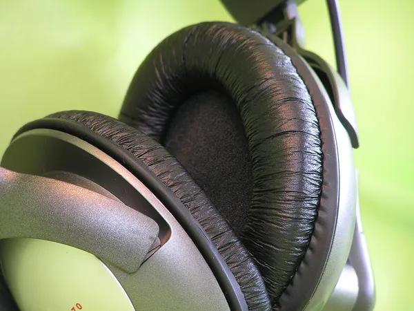 Best Ways a DJ Service Adapts Music for Different Generations at Events